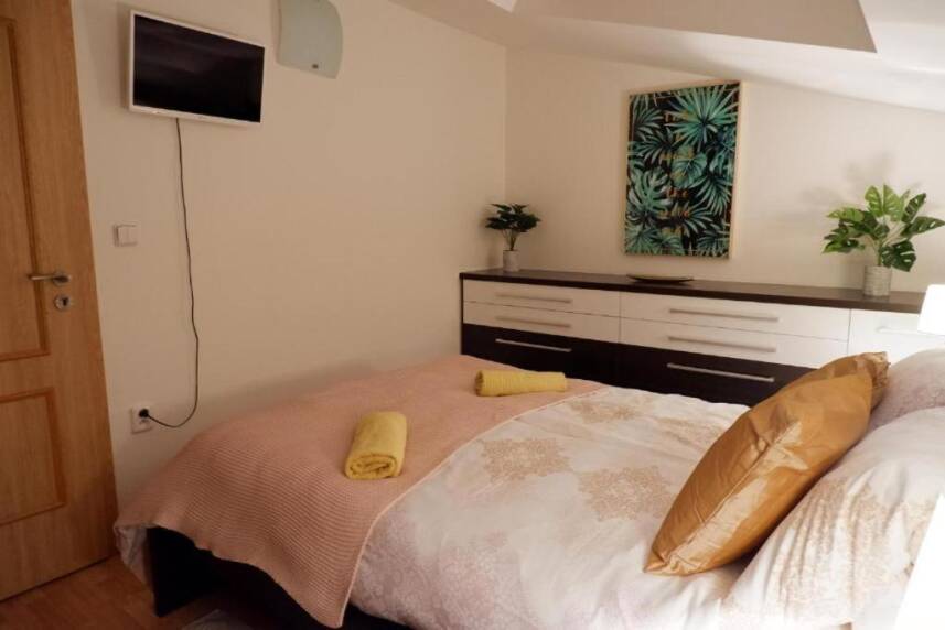 V centru mesta s vyhledem na Petra, a parkovani Photo 13