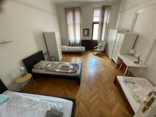 Photo Čtyřlůžkový pokoj s balkonem a výhledem na ulici