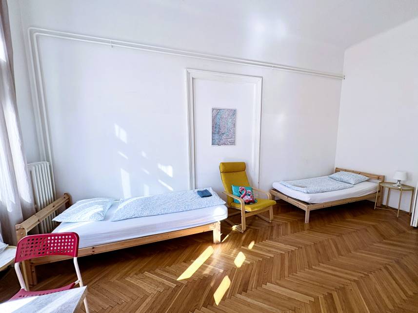 Čtyřlůžkový pokoj s balkonem a výhledem na ulici Photo 1