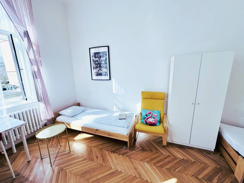 Čtyřlůžkový pokoj s balkonem a výhledem na ulici Photo 5