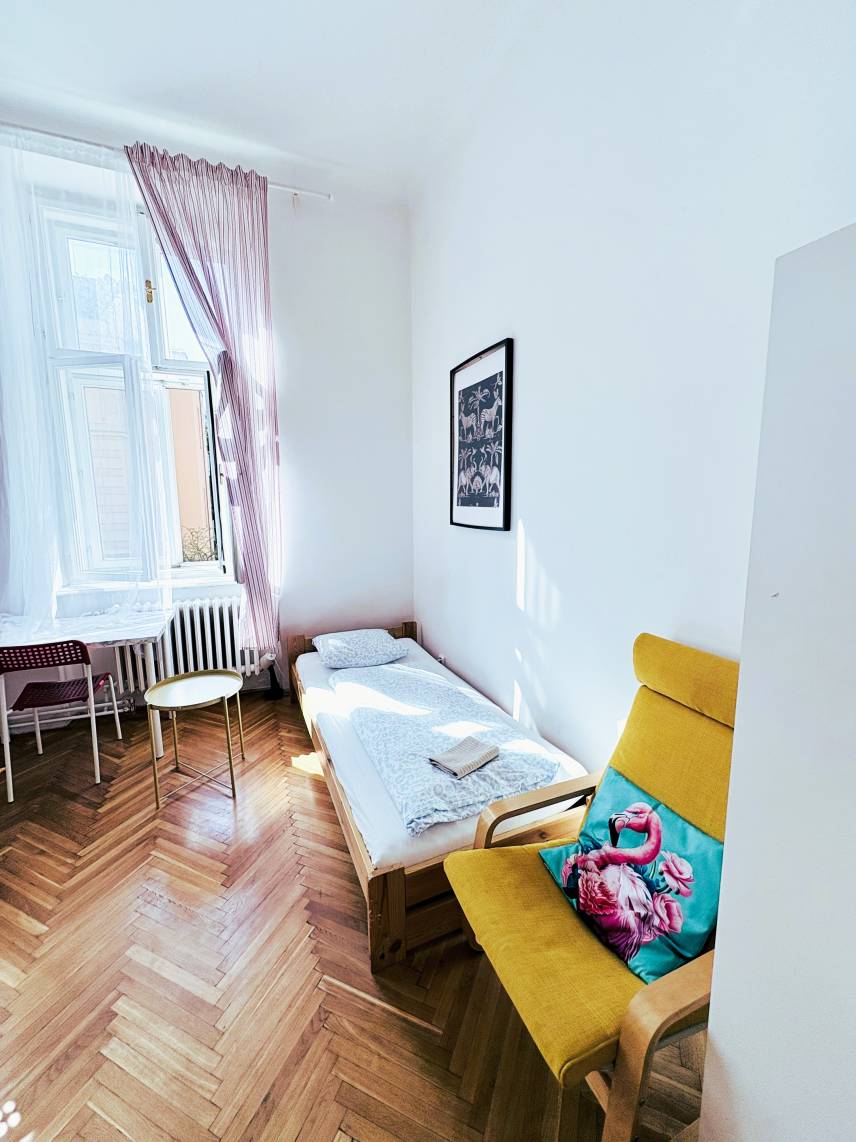 Čtyřlůžkový pokoj s balkonem a výhledem na ulici Photo 6