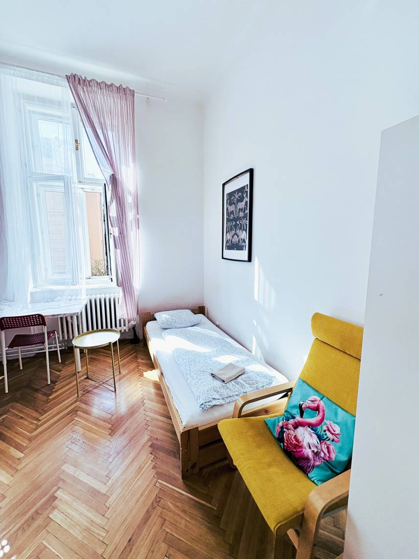 Čtyřlůžkový pokoj s balkonem a výhledem na ulici Photo 7
