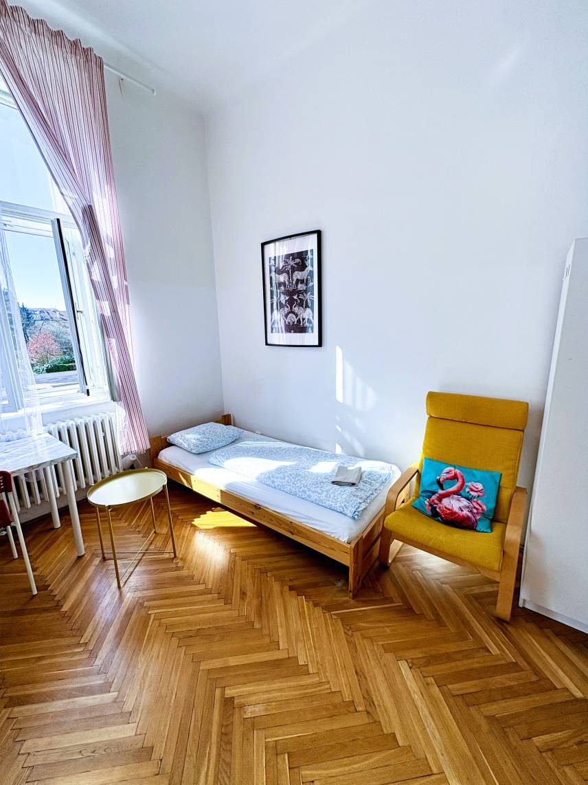 Čtyřlůžkový pokoj s balkonem a výhledem na ulici Photo 13