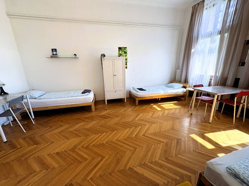 Čtyřlůžkový pokoj s balkonem a výhledem na ulici Photo 20