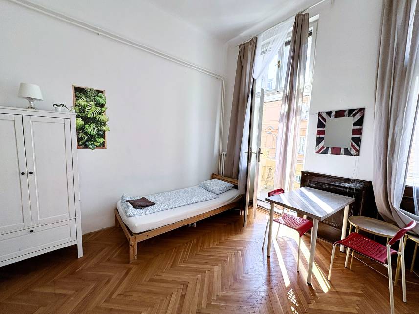 Čtyřlůžkový pokoj s balkonem a výhledem na ulici Photo 22