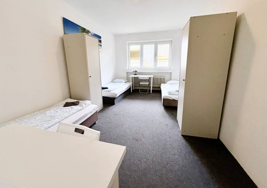 Prostorný třílůžkový pokoj – Skvělá lokalita u BVV Photo 6
