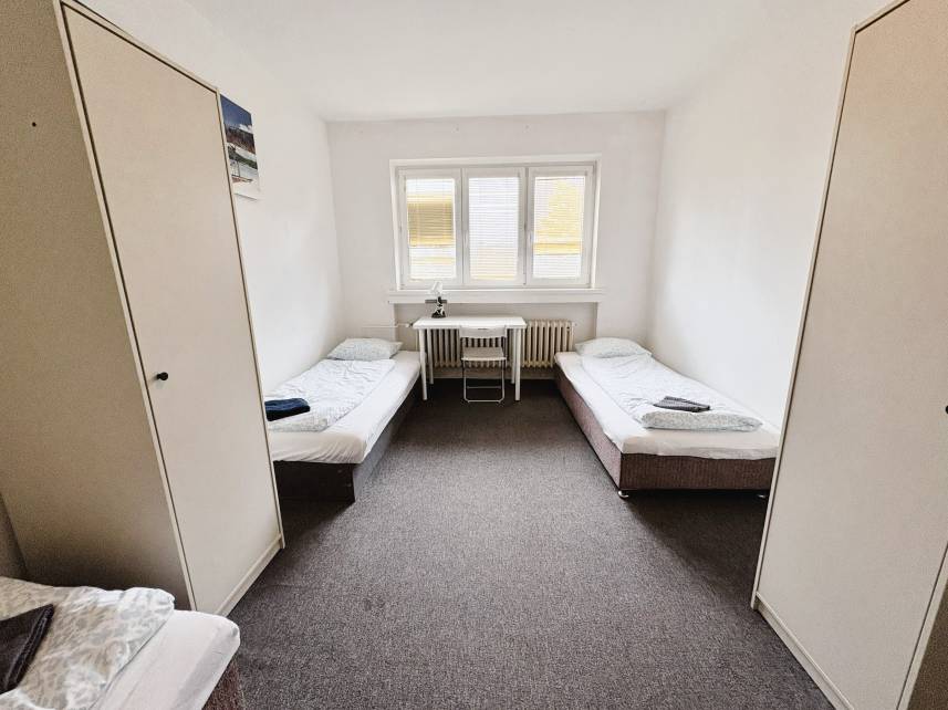 Prostorný třílůžkový pokoj – Skvělá lokalita u BVV Photo 7
